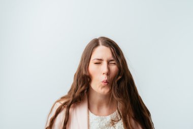 Kız yanağını çekti.