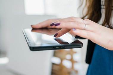 Tablet kullanan kadın