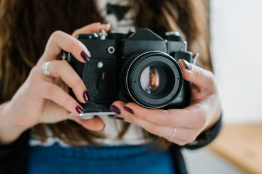 elinde eski fotoğraf makinesi