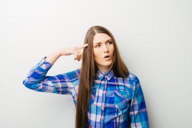 şakağına parmağında kadınla