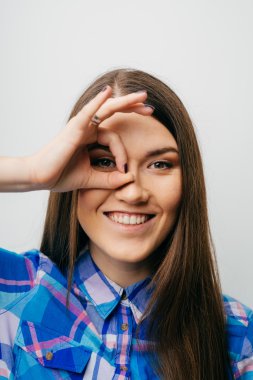 Kadın parmaklarından bakıyor