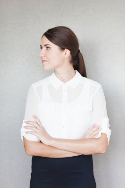 Genç kadın başka tarafa bakıyor. 