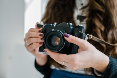 elinde eski fotoğraf makinesi