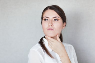 Genç kadın düşünüyor.