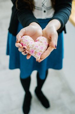 Ellerinde küçük kalp