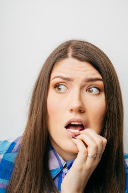 korkmuş genç kadın