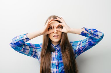 Kız parmaklarından bakıyor