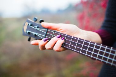 Kadın gitar gitar çalıyor 