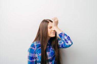 Kız elini kafasına atıyor.