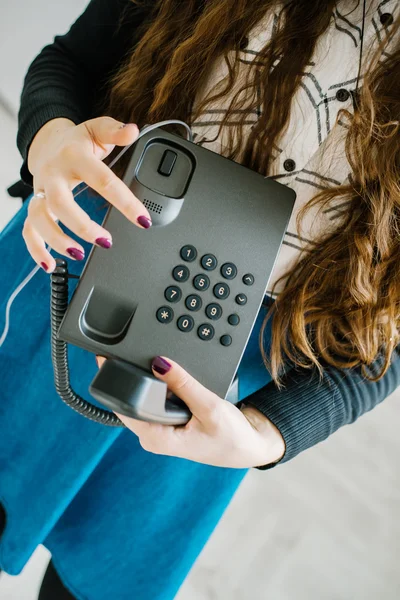 Vrouw met kantoor telefoon — Stockfoto