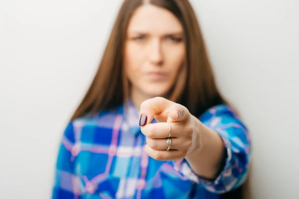 Junge Frau zeigt — Stockfoto