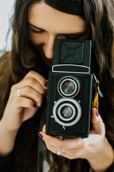 Brünette mädchen mit retro kamera — Stockfoto