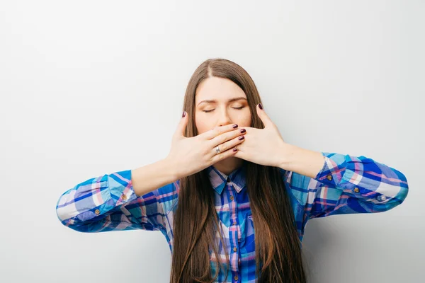 Mädchen bedeckt ihren Mund mit Händen — Stockfoto