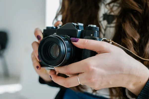 Старая камера в руках — стоковое фото