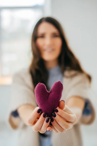 Flickan har handgjorda leksak hjärta — Stockfoto
