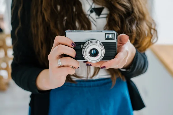 Retro kamera i händerna — Stockfoto