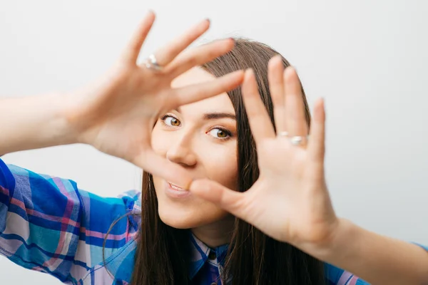 Vrouw een hart gebaar maken — Stockfoto