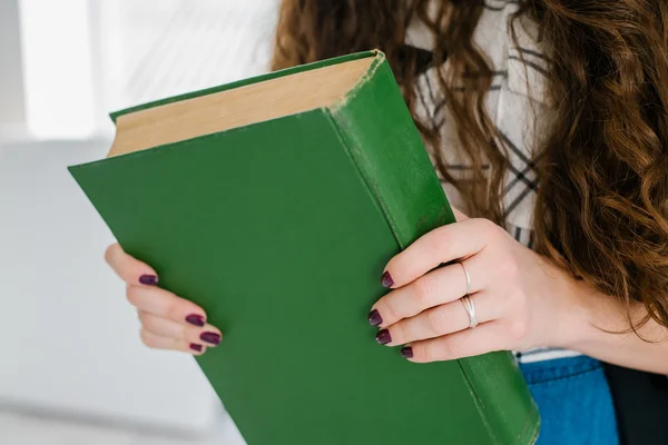 Libro grande en las manos — Foto de Stock