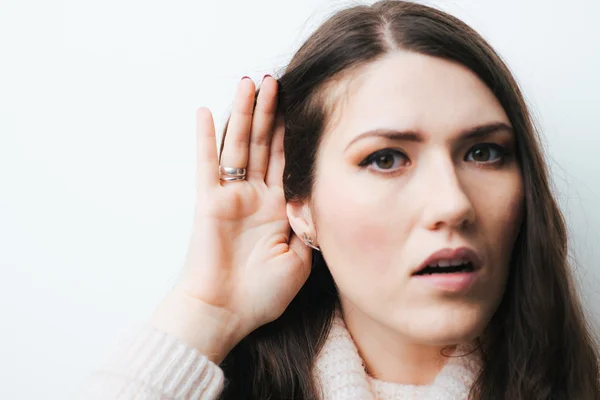 Mujer joven escucha — Foto de Stock