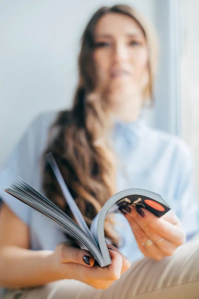 Menina leitura revista o — Fotografia de Stock