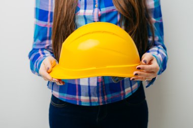 inşaat kask tutan kız