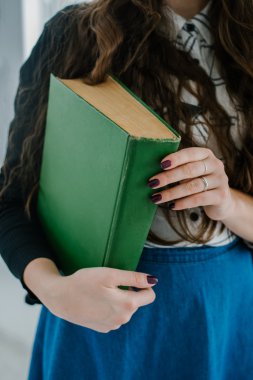  ellerinde büyük kitap