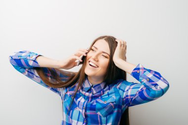 Kadın telefonda konuşuyor.