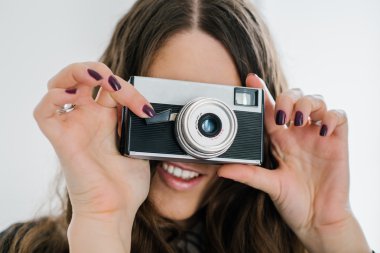 Retro kameralı kız