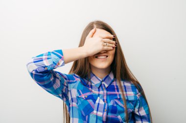 kadın el ile gözlerini kapatır