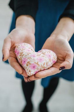 Ellerinde küçük kalp