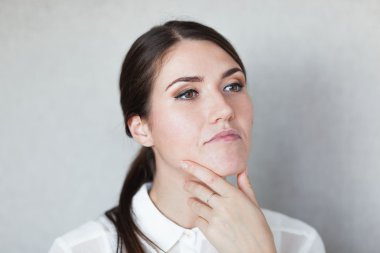 Genç kadın düşünüyor.