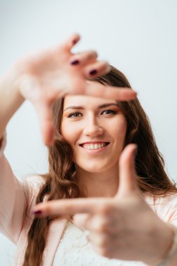 Kız bir çerçeve yapar 