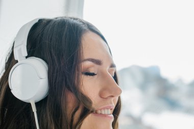 Müzik dinleyen kız