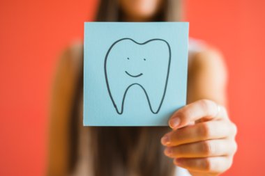 Kağıt üstünde diş kutsal kişilerin resmi