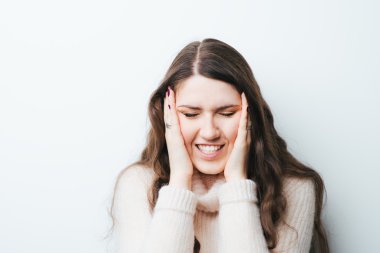 Kızın başı ağrıyor.