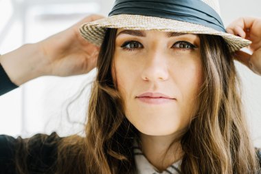 Şapkalı genç kadın.