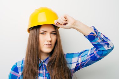 bir kask içinde kendine güvenen kız