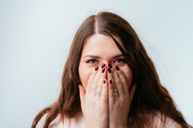 Kız elleriyle yüzünü kapsar