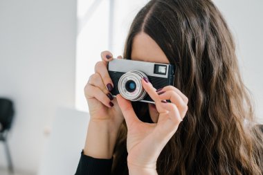 Retro kameralı kız