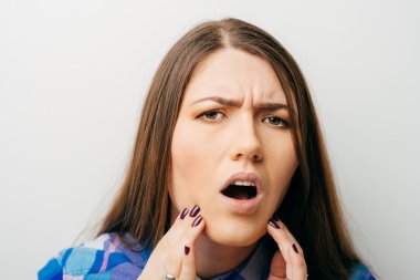 Kadının diş ağrısı vardır.