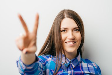 Kadın gösteren zafer jest