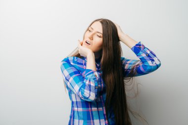 genç bir kadın kılığında