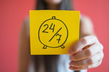 kağıt üzerinde saat 24/7 simgesi