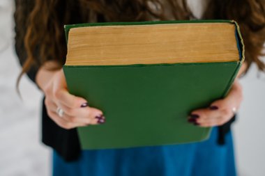  ellerinde büyük kitap