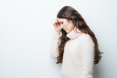 baş dönmesi bir kız portresi vardır 