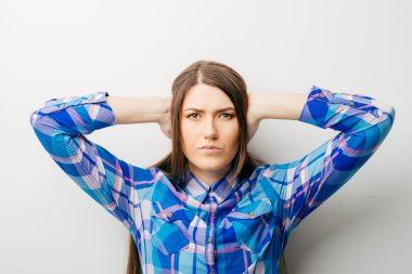 kadın elleriyle kulaklarını kapsar.