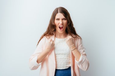 öfkeli genç kadın 