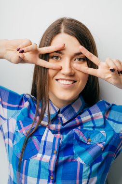 Kadın gösteren zafer jest