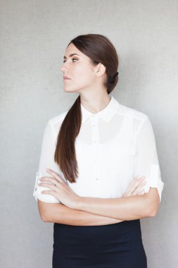 Genç kadın başka tarafa bakıyor. 