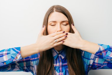 Kız ağzını elleriyle kapsar